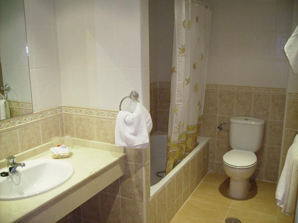 Hotel Delphos Moraleja Zimmer foto